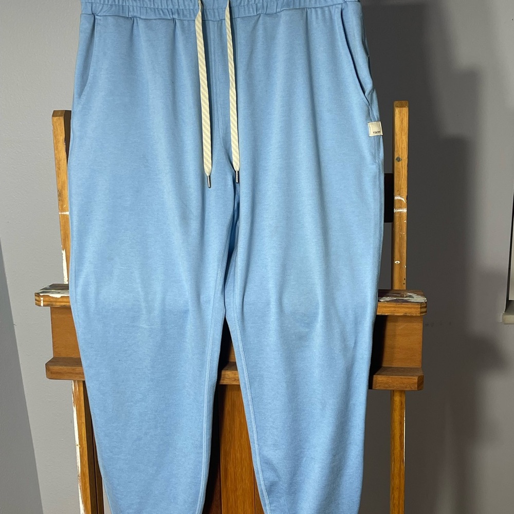 Vuori performance jogger M color is baby blue - pictured in the slides 🩵